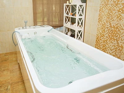 гідромасажна ванна (джакузі) SPA зони в заміському комплексі «ШишкиNN» у селі Снов'янка Чернігівської області