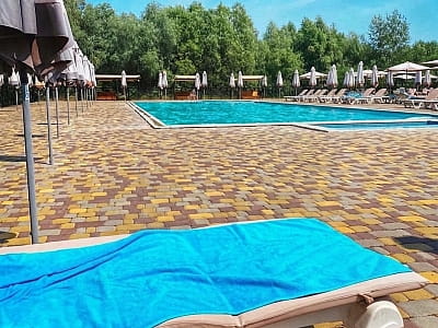 літній відкритий басейн в заміському комплексі «ШишкиNN» у селі Снов'янка Чернігівської області
