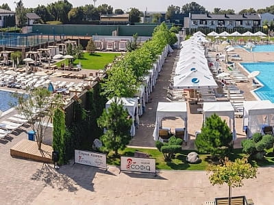 літні відкриті басейни в заміському комплексі «Софія» у селі Велика Омеляна поблизу Рівного