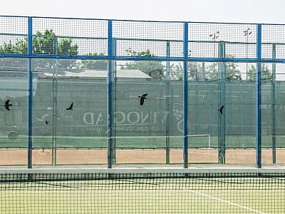 Падел-теніс у заміському комплексі «Софія» у селі Велика Омеляна неподалік від Рівного