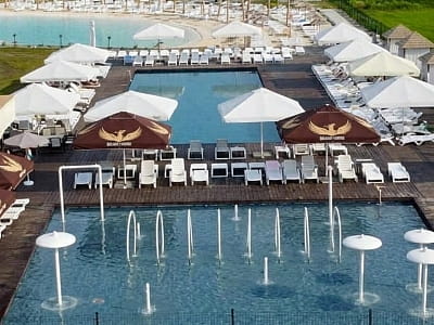 відкриті басейни у літньому курортному комплексі «Українські Мальдіви» у селі Великий Кучурів Чернівецької області