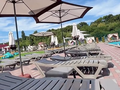 зона лежаків біля басейну в заміському відпочинковому комплексі Viktoria SPA Relax у селі Коршовець неподалік Луцька