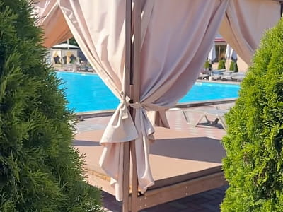 бунгало біля басейну в заміському відпочинковому комплексі Viktoria SPA Relax у селі Коршовець неподалік Луцька