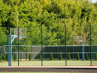 спортивний майданчик для футболу, баскетболу та волейболу в заміському відпочинковому комплексі Viktoria SPA Relax у селі Коршовець неподалік Луцька