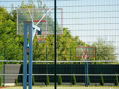 спортивний майданчик для футболу, баскетболу та волейболу в заміському відпочинковому комплексі Viktoria SPA Relax у селі Коршовець неподалік Луцька