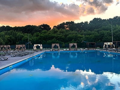 Літній відкритий басейн в заміському відпочинковому комплексі Viktoria SPA Relax у селі Коршовець неподалік Луцька