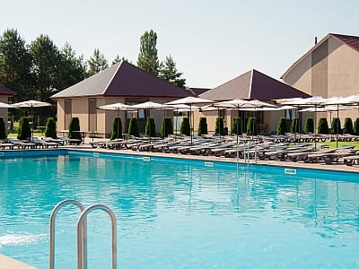 Літній відкритий басейн в заміському відпочинковому комплексі Viktoria SPA Relax у селі Коршовець неподалік Луцька