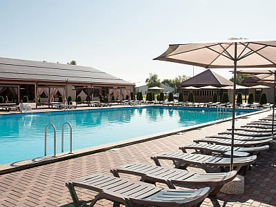 Літній відкритий басейн в заміському відпочинковому комплексі Viktoria SPA Relax у селі Коршовець неподалік Луцька