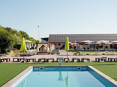 Літній відкритий басейн в заміському відпочинковому комплексі Viktoria SPA Relax у селі Коршовець неподалік Луцька
