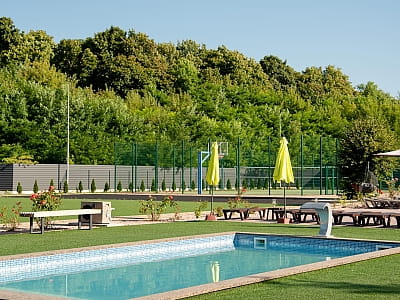 Літній відкритий басейн в заміському відпочинковому комплексі Viktoria SPA Relax у селі Коршовець неподалік Луцька
