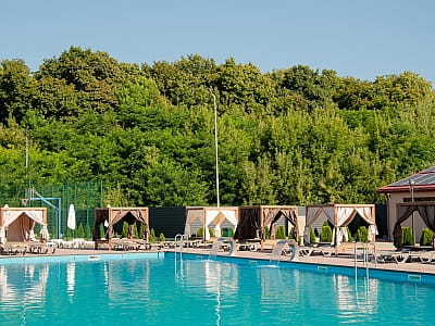 Літній відкритий басейн в заміському відпочинковому комплексі Viktoria SPA Relax у селі Коршовець неподалік Луцька