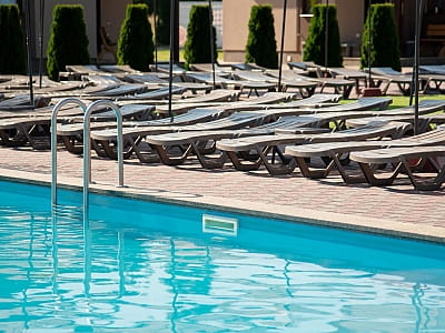 Літній відкритий басейн в заміському відпочинковому комплексі Viktoria SPA Relax у селі Коршовець неподалік Луцька