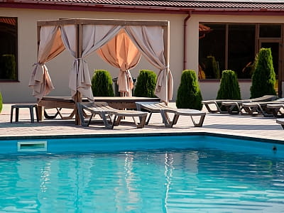Літній відкритий басейн в заміському відпочинковому комплексі Viktoria SPA Relax у селі Коршовець неподалік Луцька