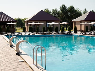 Літній відкритий басейн в заміському відпочинковому комплексі Viktoria SPA Relax у селі Коршовець неподалік Луцька