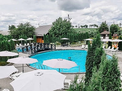Zagorod біля Луцька — заміський комплекс із рестораном, басейнами, пляжною зоною, лазнями, котеджами, готельними номерами та відпочинком для всієї родини.