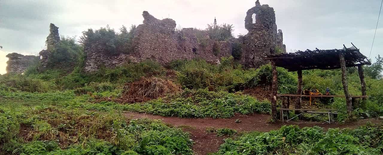 Хустський замок у Закарпатській області.