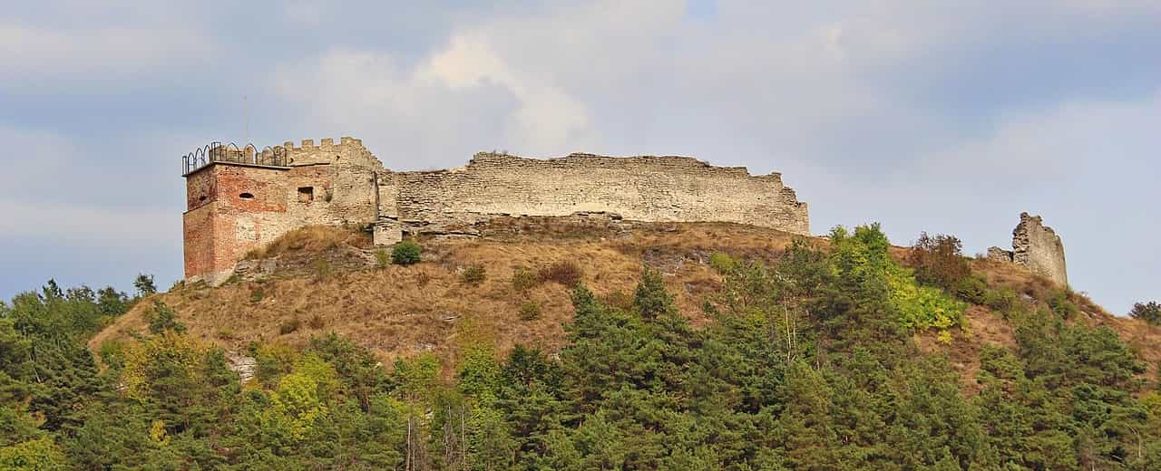 Кременецький замок завдячує своїм розквітом принцесі Боні Сфорца, на честь якої і було названо гору, на якій розташований замок. Колись масивна фортеця із потужною обороною була зруйнована армією М. Кривоноса.