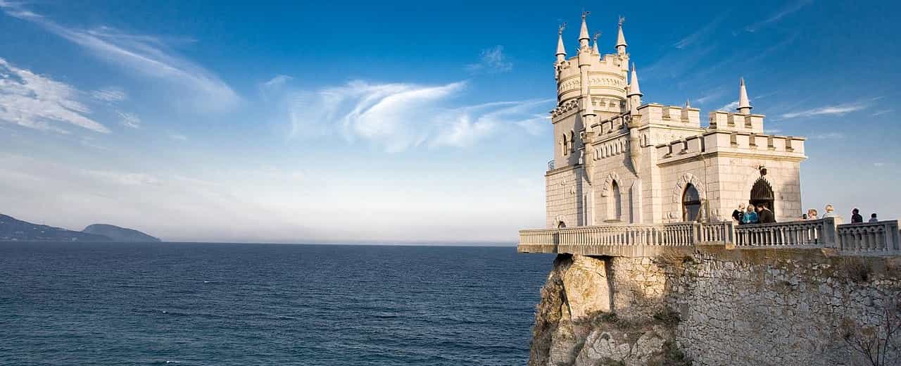  Ластівчине гніздо є одним із найбільш відвідуваних об'єктів у Криму і, мабуть, його головною пам'яткою. 