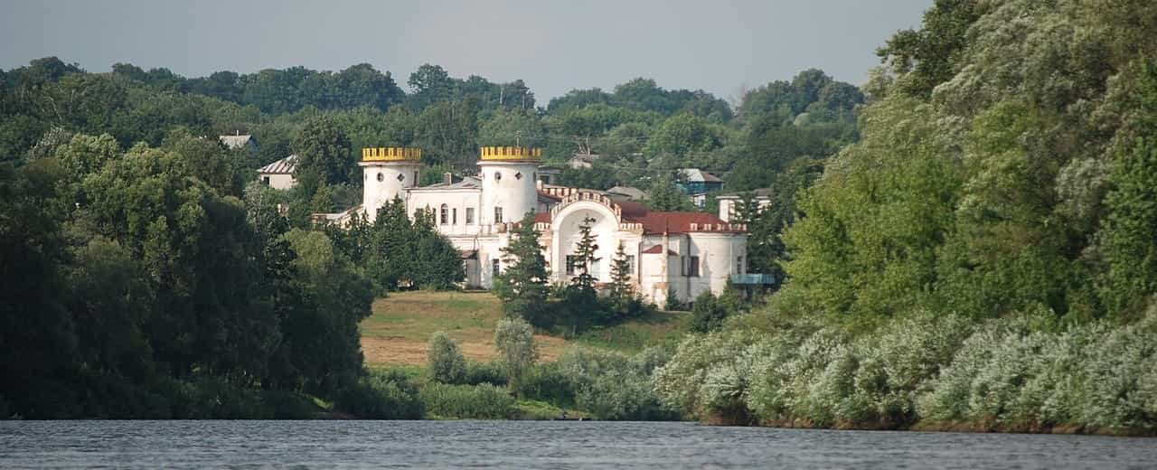 Палац Рум'янцева-Задунайського - будова у середньовічному стилі у Чернігівській області