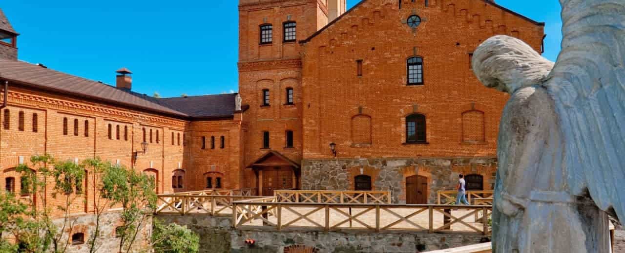 Сучасний замок Радомисль знаходиться у містечку Радомишль, по Житомирській трасі. Це місце заряджене таємничістю та любов'ю. Краса приміщень, легенди, можливість загадати бажання завжди будуть заманювати туристів у замок.