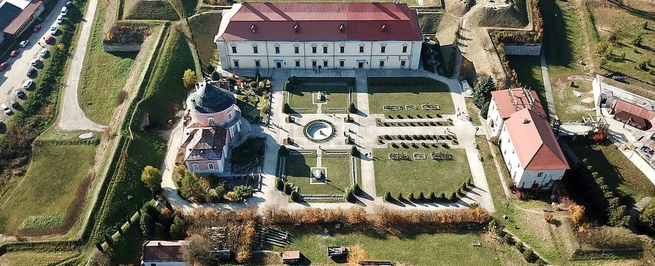 Золочівський замок входить до комплексу "Золота підкова Львівщини". Замок відомий завдяки своїй архітектурі та яскравому оформленню, свого часу тут знаходилися різні заклади – від школи до в'язниці.