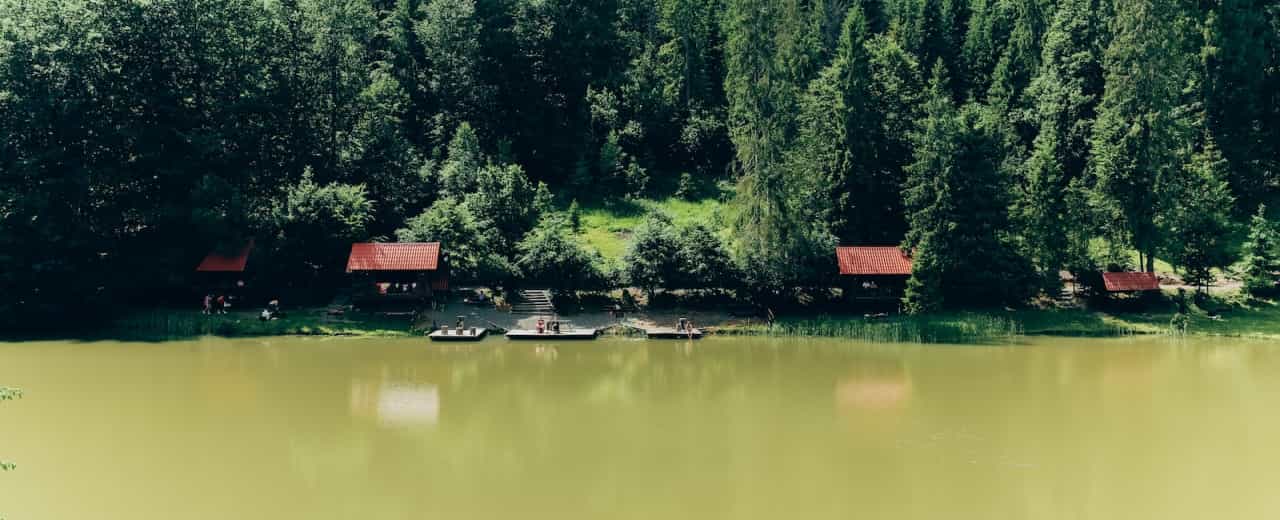 Мальовниче озеро Віта на території сучасної туристичної бази у Карпатах.