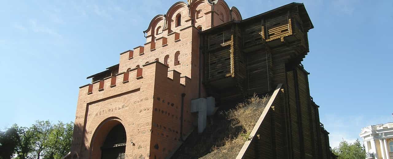 Золоті Ворота - найбільша київська пам'ятка архітектури, внесена до списку ЮНЕСКО. Ворота були побудовані ще в 11 столітті і збереглися до наших днів. Зараз тут знаходиться музей, присвячений їхній історії.