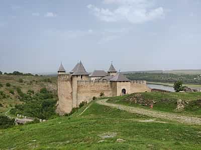 Одне з семи чудес України - могутня Хотинська фортеця. 