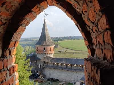 Кам'янець-Подільська Стара фортеця - пам'ятка історії, якій необхідно побачити на власні очі та відчути всі спогади, що зберігаються у його надійних стінах.