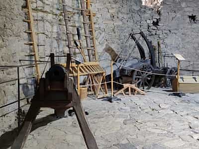 Виставка осадного знаряддя в Кам'янець-Подільській фортеці. 
