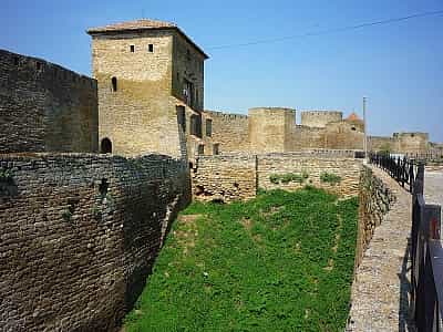 Оскільки Білгород-Дністровська фортеця є історичною пам'яткою, найцікавішою частиною відвідин стануть екскурсії, які тут проводяться.