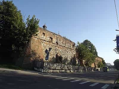 Бердичівський замок – це не лише оборонна споруда, але ще й святе місце – тут знаходяться Римо-Католицька церква та монастир Босих Кармелітів.