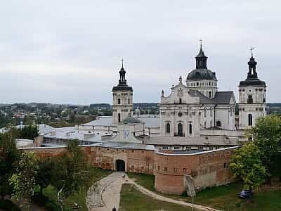 Бердичівський замок було закладено ще у 16 ​​столітті. Належав він тоді роду Тишкевичів. Однак у 1630 році Ян Тишкевич був чудовим чином звільнений з полону, і після цього він віддав замок католицькому ордену Босих Кармелітів. 