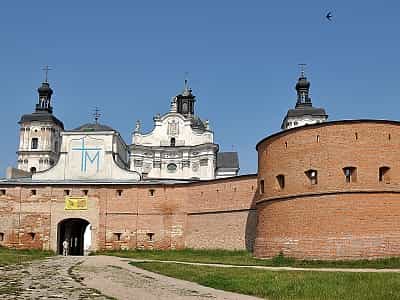 Кармелітський монастир-фортеця або Бердичівський замок сподобається кожному, хто любить розглядати історичні споруди та пізнавати їхню історію. 