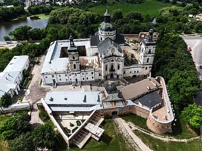 Бердичівський замок – це не лише оборонна споруда, але ще й святе місце – тут знаходяться Римо-Католицька церква та монастир Босих Кармелітів.