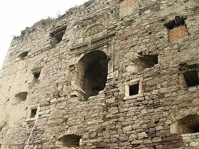  Бережанський замок спочатку замислювався як фортеця - цей проект і був приведений в дію. У наступні роки Бережанський замок витримав безліч атак, хоча вони, звичайно ж, далися взнаки на зміцненні, через що замок поступово руйнувався. 