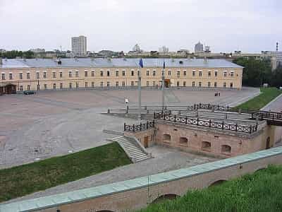  «Київська фортеця» з'явилася у ХІХ столітті та належить до лінії західноросійських укріплень. Спочатку вона гордо іменувалася "Новою Печерською фортецею", оскільки була побудована на території Печерського району. 