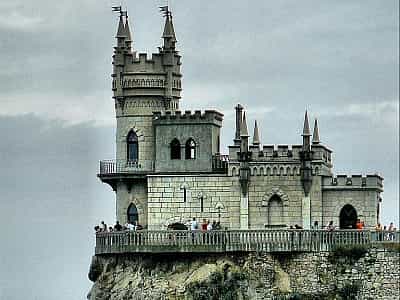 Ластівчине гніздо є мініатюрним і дуже красивим замком. Об'єкт має незвичайне місце розташування, тим самим роблячи споруду унікальною. Особливо велично та розкішно замок виглядає з моря.