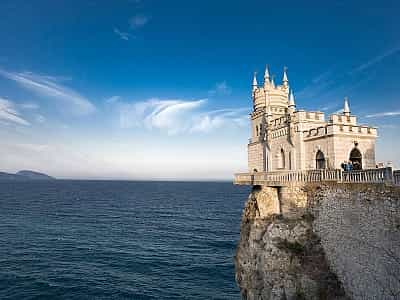  Ластівчине гніздо є одним із найбільш відвідуваних об'єктів у Криму і, мабуть, його головною пам'яткою. 