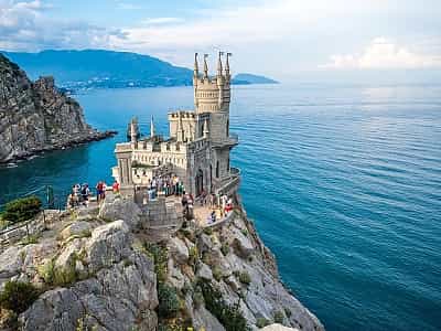  Ластівчине гніздо знаходиться на Південному березі Криму, в селищі Гаспра, всього за 10 кілометрів від одного з найкрасивіших міст півострова – Ялти.