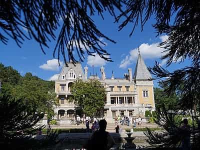 Масандрівський палац є романтичним замком імператора Олександра III, який багато в чому нагадує резиденцію французьких королів доби «Відродження». Будівництво об'єкту велося понад 10 років.