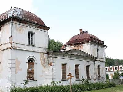 Палац Муравйових-Апостолів знаходиться у населеному пункті Хомутець, що на Полтавщині, недалеко від курортного містечка Миргород.