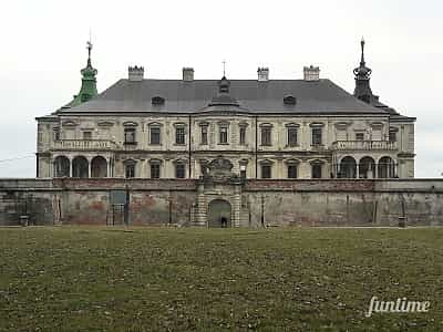 Замок у Підгірцях має багату історію, його власниками було багато вельмож. Ця будівля була не тільки захисною фортецею, а й являє собою одну з епох мистецтва. 