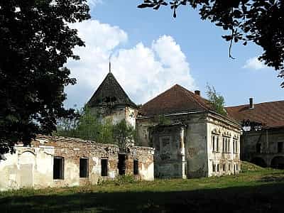 Поморянський замок знаходиться у Золочівському районі Львівської області. 