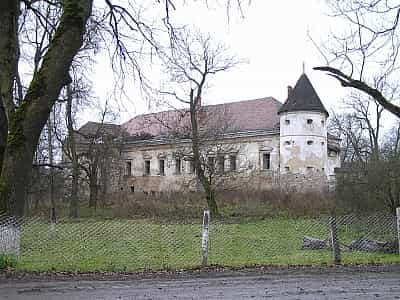 Поморянський замок унікальна за своєю архітектурою та історичною цінністю споруда 