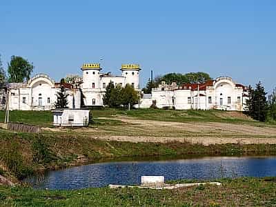 Палац Рум'янцева-Задунайського у Чернігівській області – зразок маєтку у східному стилі з готичними елементами, що потребує реставрації.