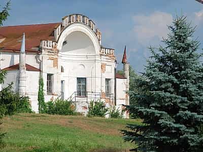 Палац Румянцева-Задунайського - красива і вражаюча будівля, яка потребує належного догляду. Тут можна погуляти, зробити гарні знімки, проте замок потребує реставрації найближчим часом.