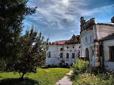 Палац Рум'янцева-Задунайського у Чернігівській області – зразок маєтку у стилі класициз з готичними елементами, що потребує реставрації.