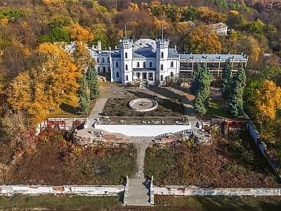 Шарівський палац був зведений у 19 столітті поміщиками Ольховськими, згодом ним володіли німецькі барони. 