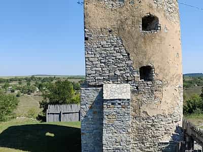Скала-Подільський замок замок зруйнований, тут не знайти експозицій, але в непоганому стані залишилися оборонні вежі, частина палацу та частина оборонних стін – на них можна подивитися, а також зробити гарні фотографії.